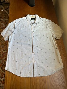 Denim & Flower Light Blue Short-Sleeve Button-Down Shirt with Subtle Palm Motif